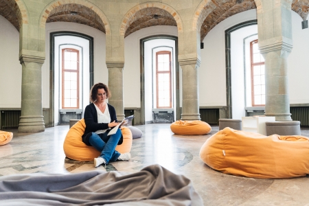 Der ehemalige „Obergruppenführersaal“ im Nordturm der Wewelsburg. Die orangefarbenen Sitzkissen dienen dazu, dem Ort alles „Mystische“ zu nehmen (Foto: ©Kreismuseum Wewelsburg, André Heinermann)